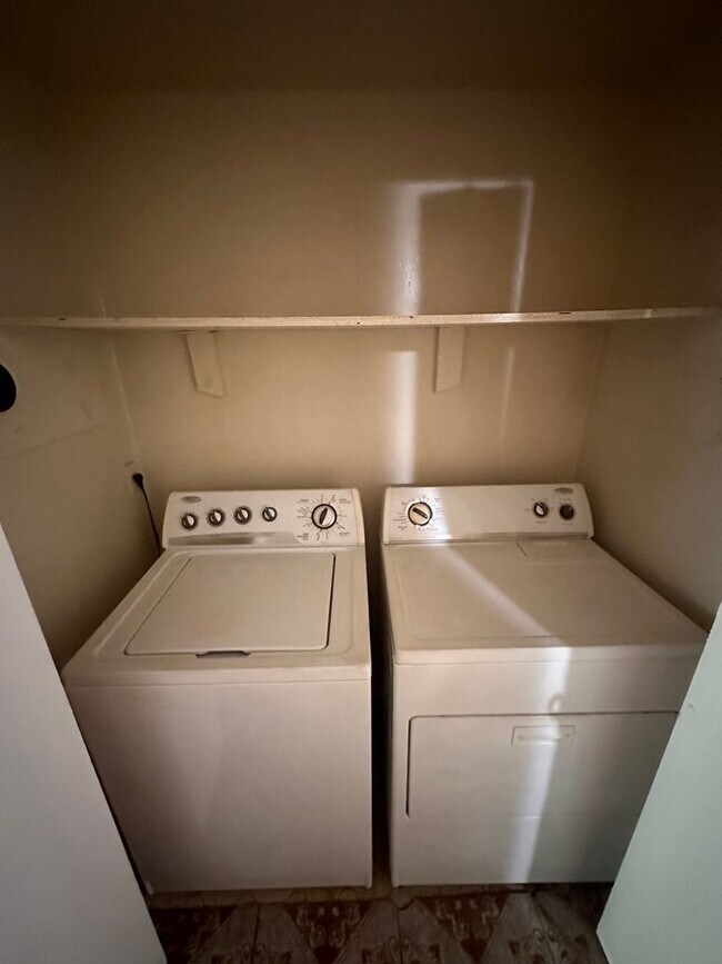 Building Photo - Gorgeous and Spacious 3 BR 1.5 BA Townhome...