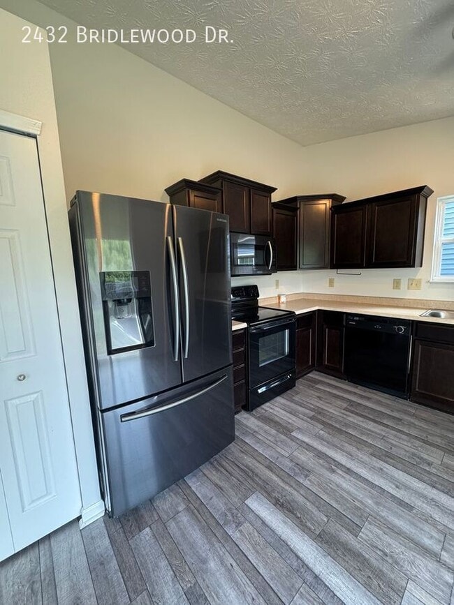 Building Photo - 2432 Bridlewood Dr