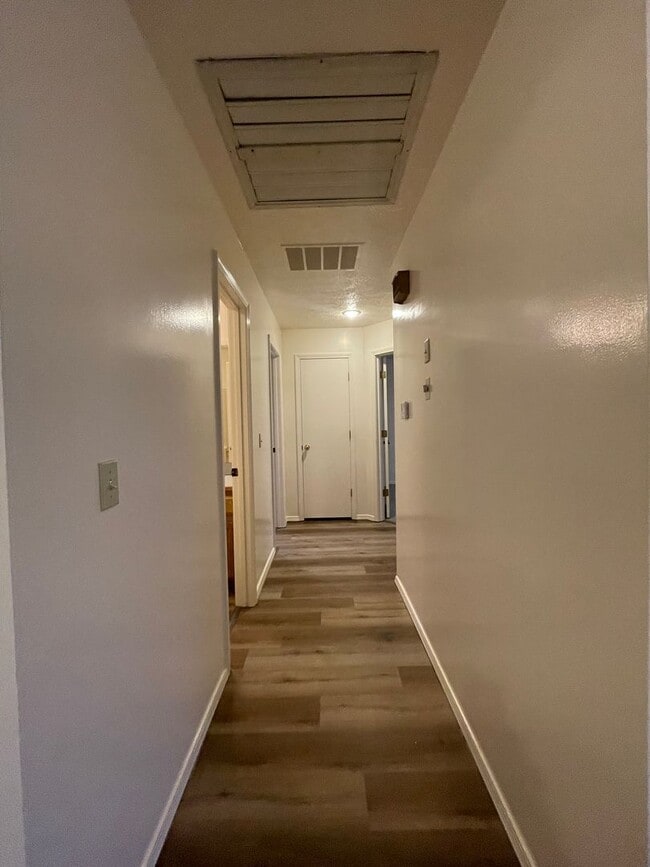 Building Photo - Southern Hills 3 Bedroom 2 Bath Duplex-New carpet and new flooring in the bathrooms