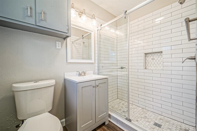 Building Photo - 2605 Leslie St