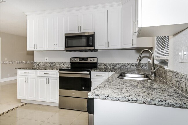 Building Photo - 401 Superior Pl