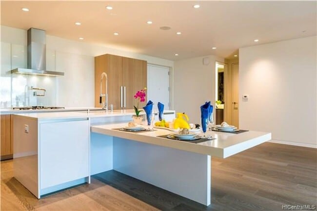 Building Photo - Waiea 11th Floor 2/2.5/2 with Ocean and Diamond Head Views