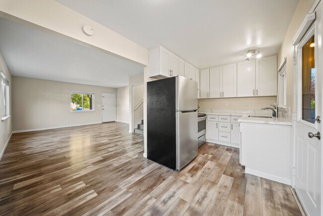 Building Photo - Bright & Beautiful 2BR Apartment Near Plea...