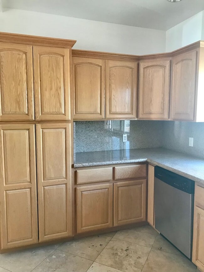 Building Photo - Beautilful Corner Unit Multi-Level Townhou...