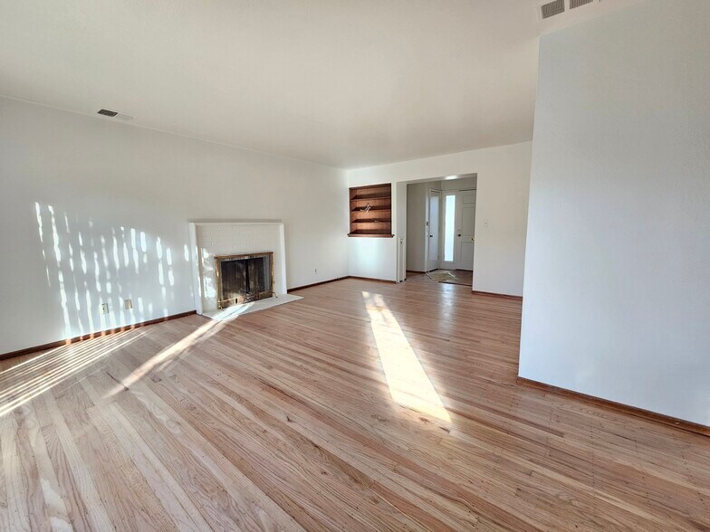 Building Photo - 819 Linden Ln