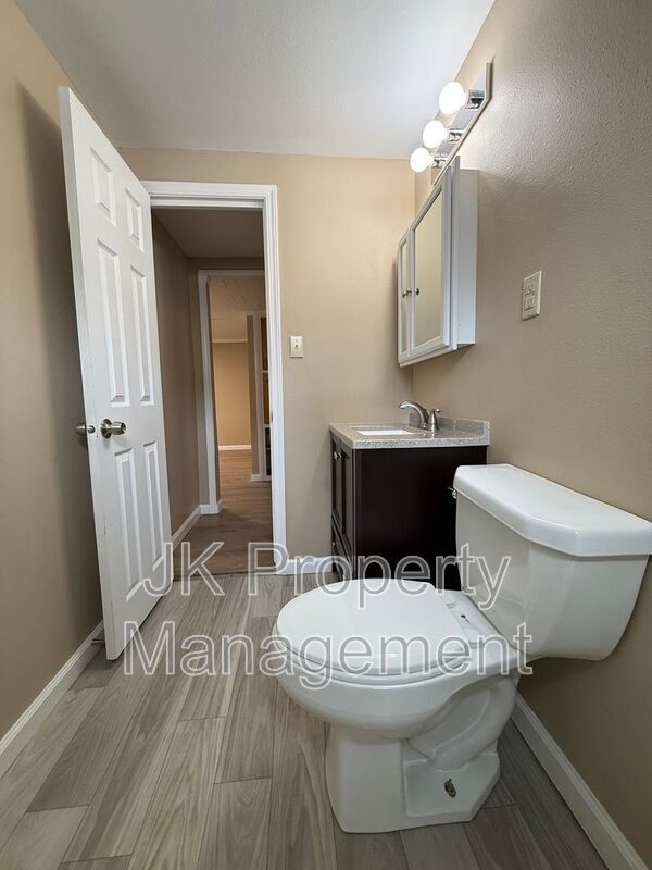 Building Photo - 528 21st Ave NE