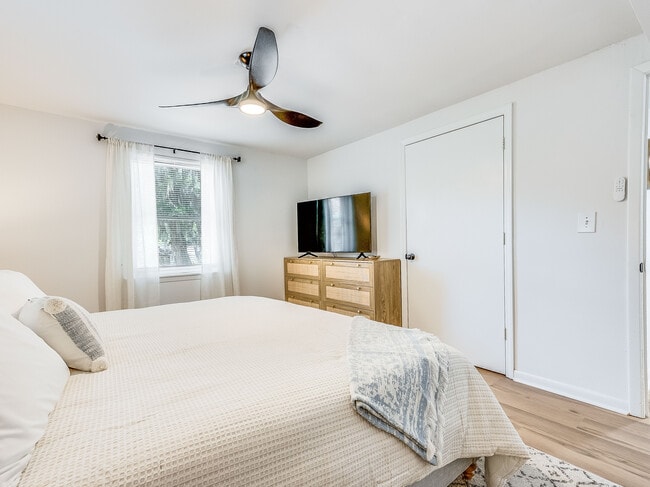 Building Photo - DeLesseps Furnished Apartment