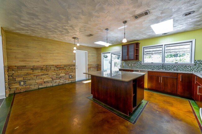 Building Photo - 2014 Woodvine Dr