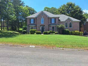 Building Photo - 4bd/3 bath located in desirable neighbor in Fox Den Subdivision in West Knoxville