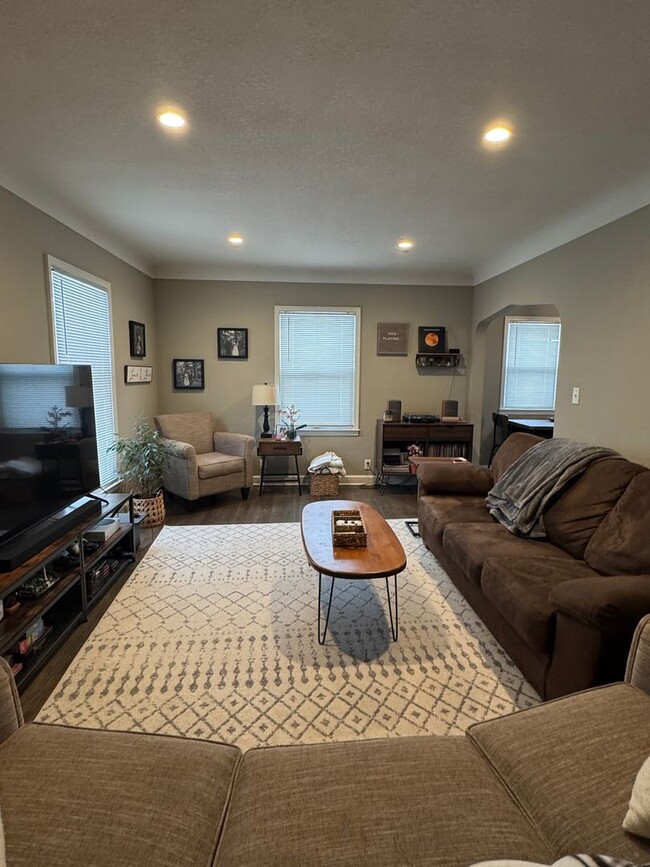 Building Photo - 5704-5706 Chicago Avenue