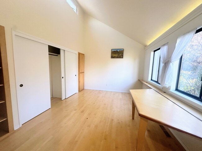 Building Photo - 339 Ravenwood Pl