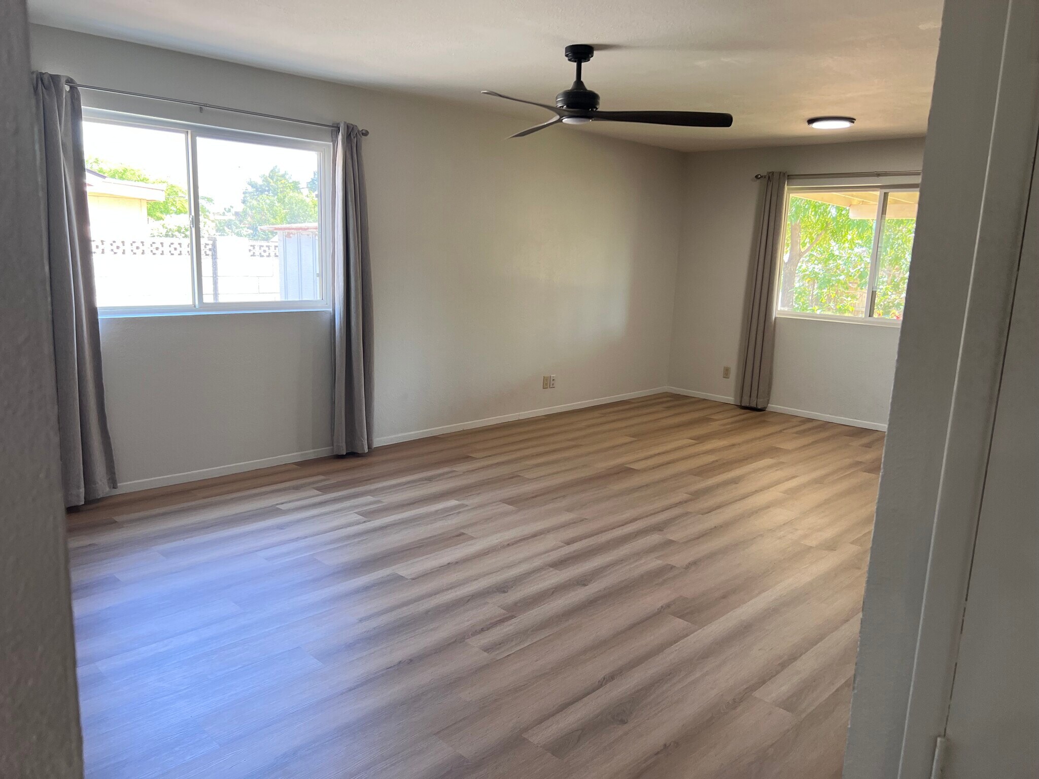 Building Photo - 3015 E Desert Cove Ave