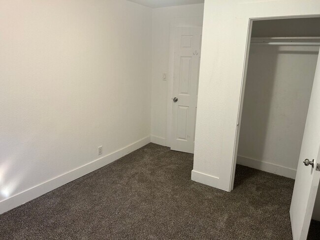 Building Photo - 3 Bedroom Unit Available Now!!