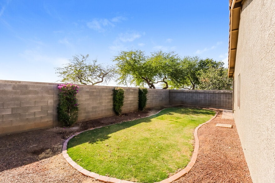 Building Photo - 505 W Del Rio Ln