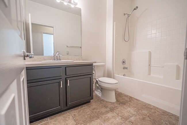 Building Photo - 3 Bedroom Townhome for Rent in Valencia!