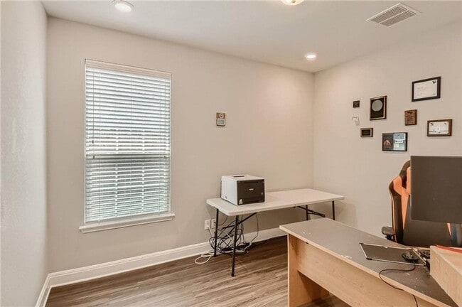 Building Photo - 303 White River Dr