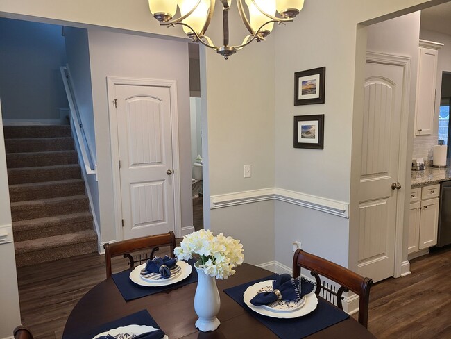 Building Photo - 4 Bed, 2.5 Bath located in Mimosa Bay Comm...