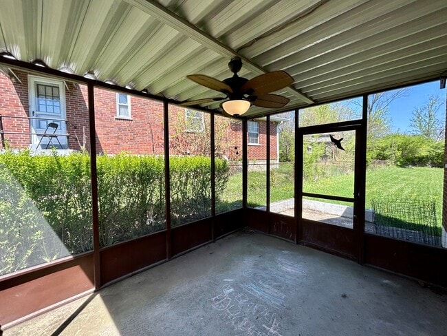 Building Photo - Adorable 3 bedroom 1 bath with garage