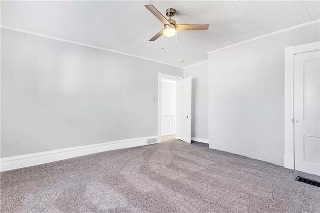 Building Photo - 2 bed 1 bath - newly updated top to bottom...