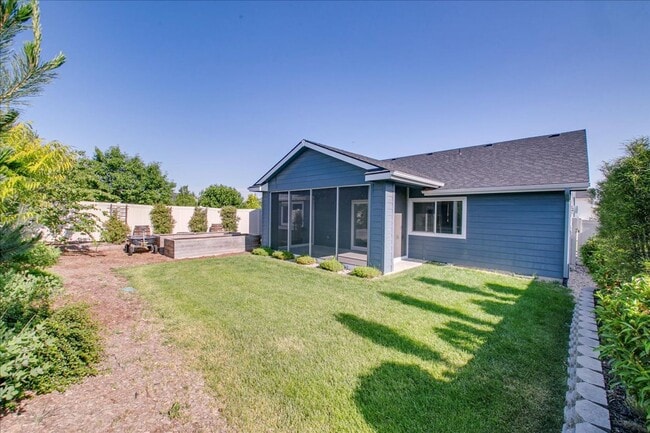 Building Photo - Warm & Welcoming Kuna Rental