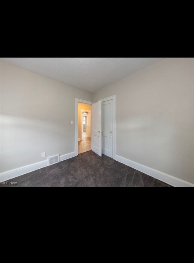 Building Photo - Charming 4-Bedroom Property in Prime Location