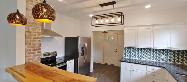Building Photo - Adorable Red Bank Home!