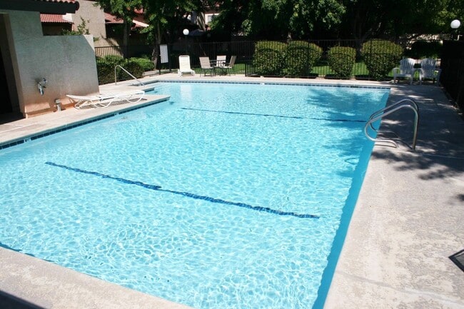 Building Photo - Beautiful 2bd+1.5ba Townhome