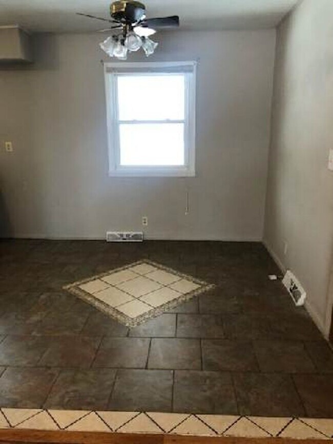 Building Photo - 3bed/1bath in Oakwood