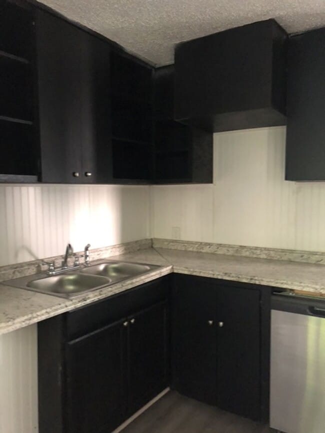 Building Photo - 2 Bed 1 Bath Home
