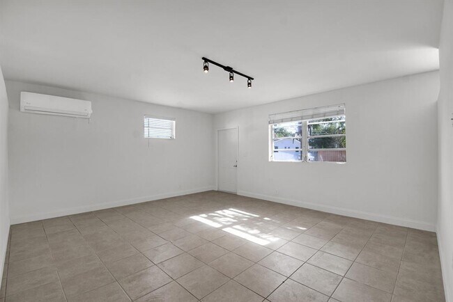 Building Photo - 1116 S 17th Ave