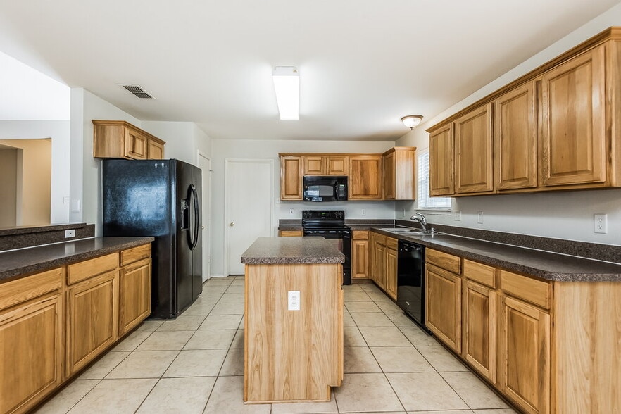 Building Photo - 1101 Marcia Ln