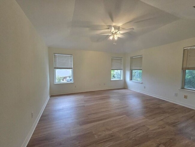 Building Photo - FOR LEASE!!