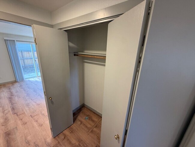 Building Photo - Fresh 3 bed/1.5 bath duplex