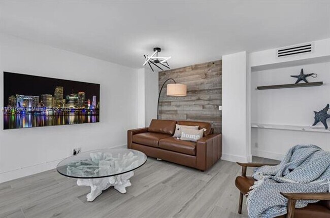 Building Photo - 2555 Collins Ave