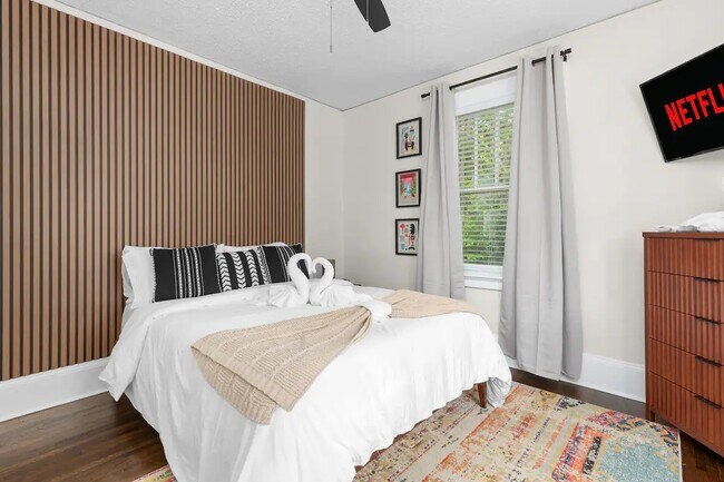 Building Photo - Contemporary Cove Duplex