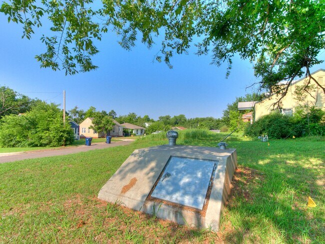 Building Photo - 1501 NE Grand Blvd