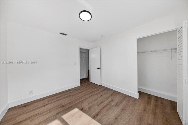 Building Photo - 2633 NE 13th Ave