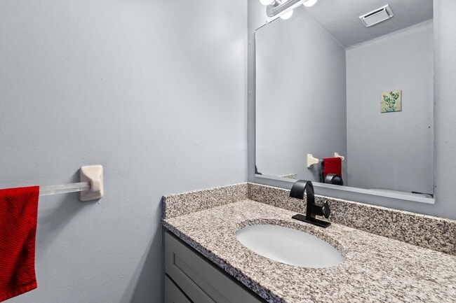 Building Photo - Charming and updated Virginia Beach townho...
