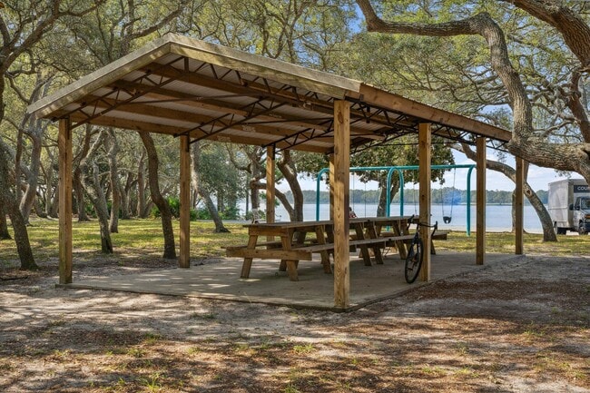 Building Photo - 712 Landing Cir