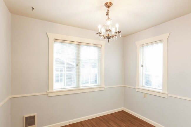 Building Photo - Charming 2 bed, 1 bath beautiful fir hardwood floors minutes to everything.
