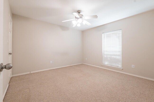 Building Photo - 918 Memorial Heights Dr