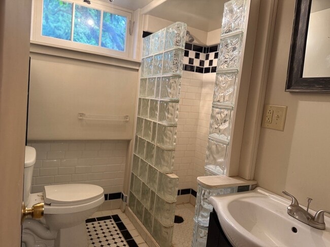 Building Photo - 2021 Taft Ave