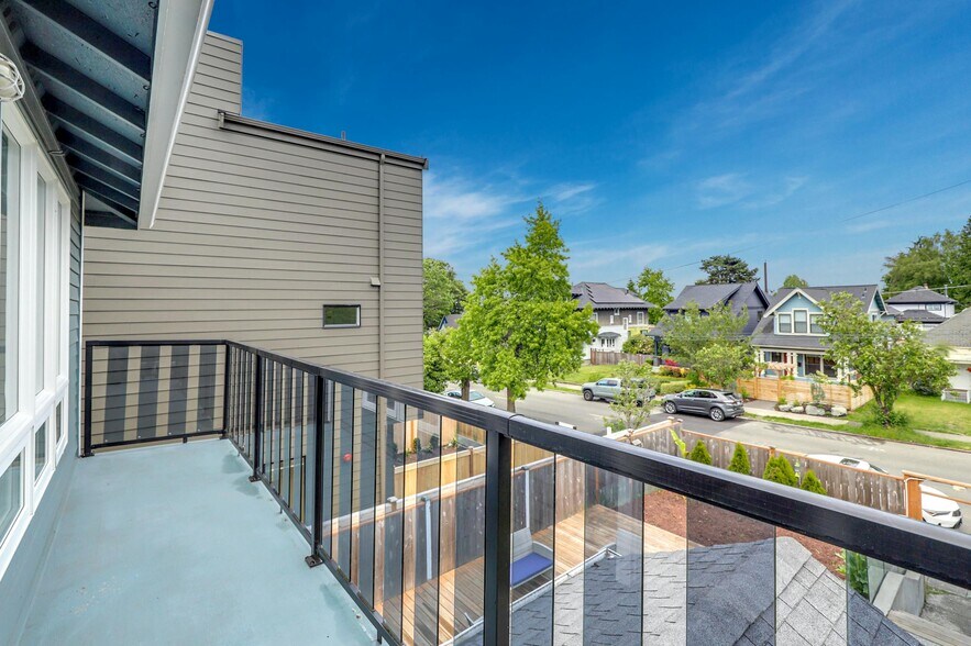 Building Photo - 2111 6th Ave W