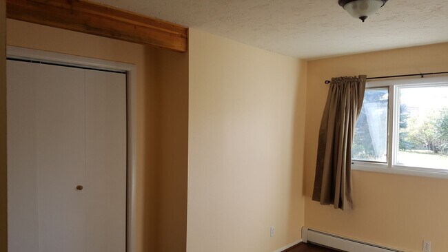 Building Photo - 216 Hemlock St N