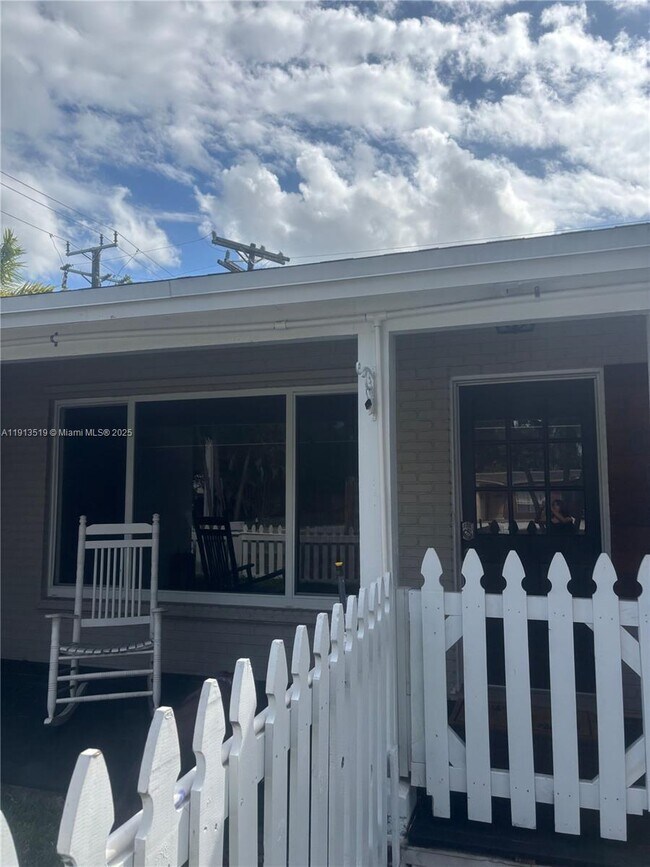 Building Photo - 2002 NE 43rd St