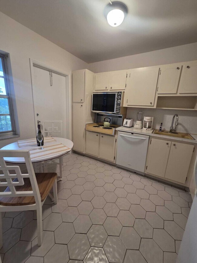 Building Photo - 3150 N Palm Aire Dr