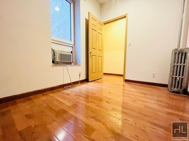 Building Photo - Your 3 Bedroom Apartment W/ Exposed Brick ...
