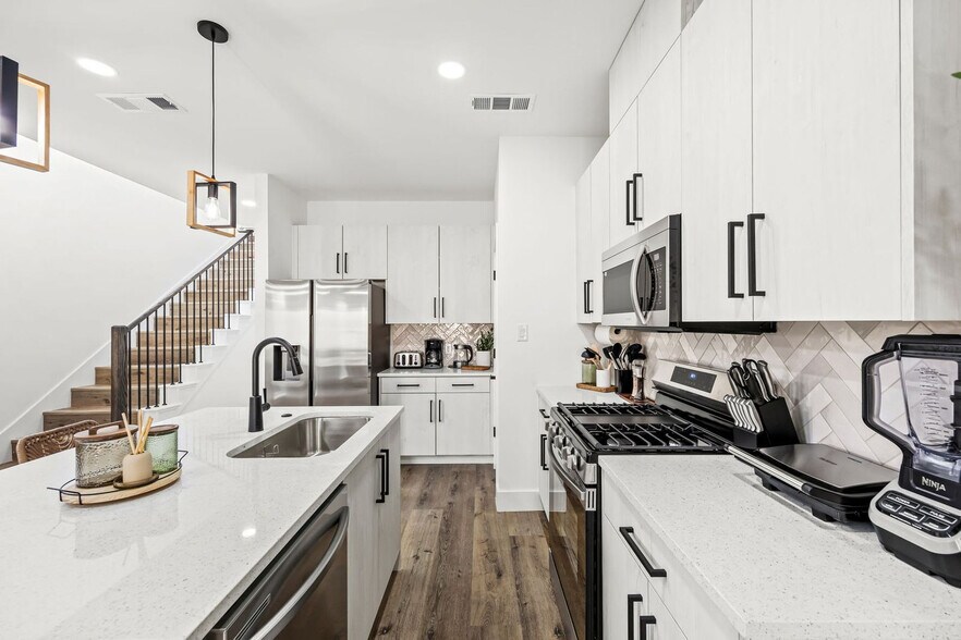 Building Photo - 5702 Riverside Dr