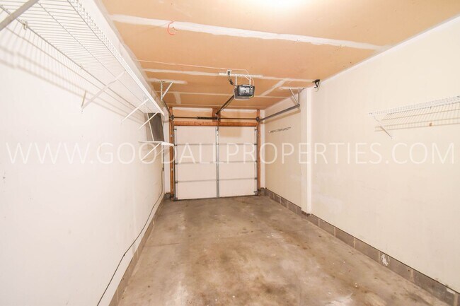 Building Photo - 2 Bedroom 1.5 Bath Townhome In West Des Moines