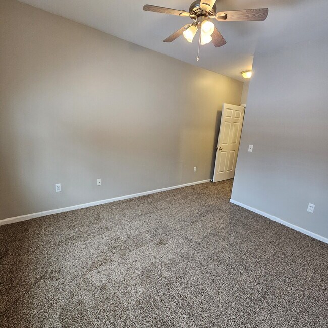 Building Photo - Spacious 2-Bedroom Townhouse with 2 Full Baths, Fireplace & Garage